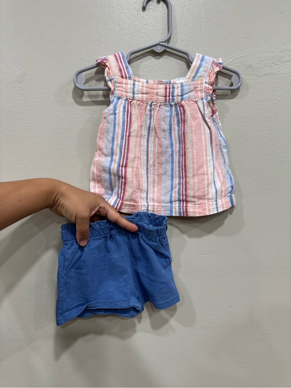 Carter’s sleeveless top with short size 6month